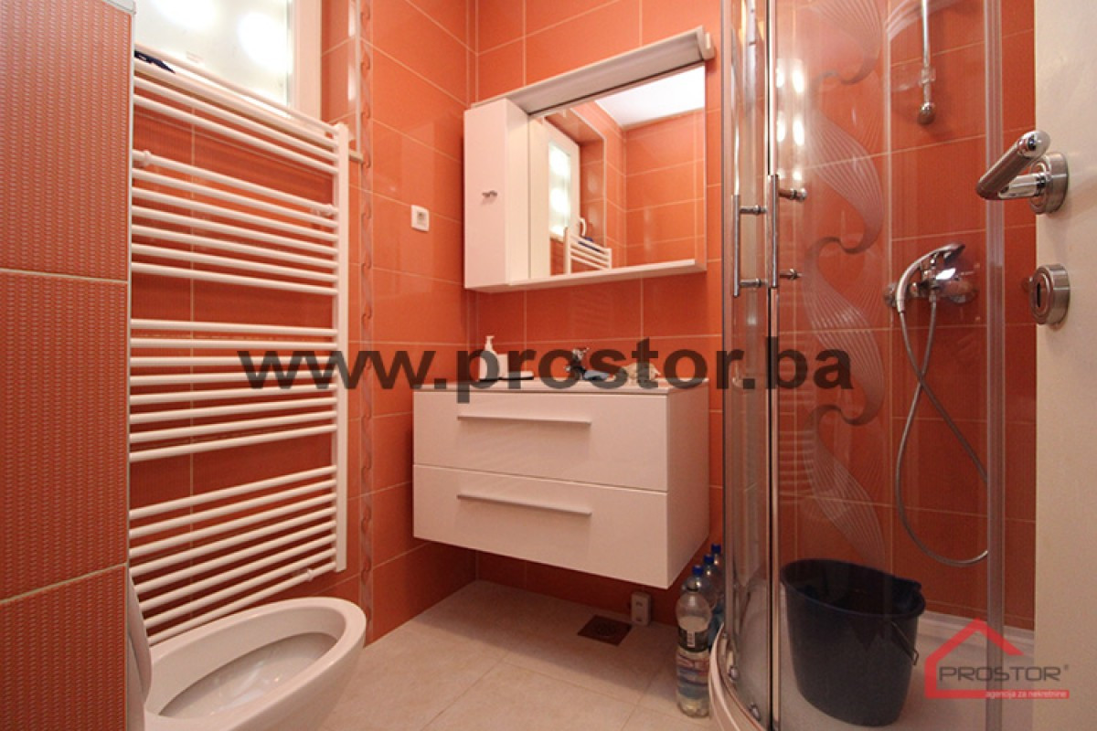 PROSTOR izdaje: Trosoban stan sa balkonom, Centar 6