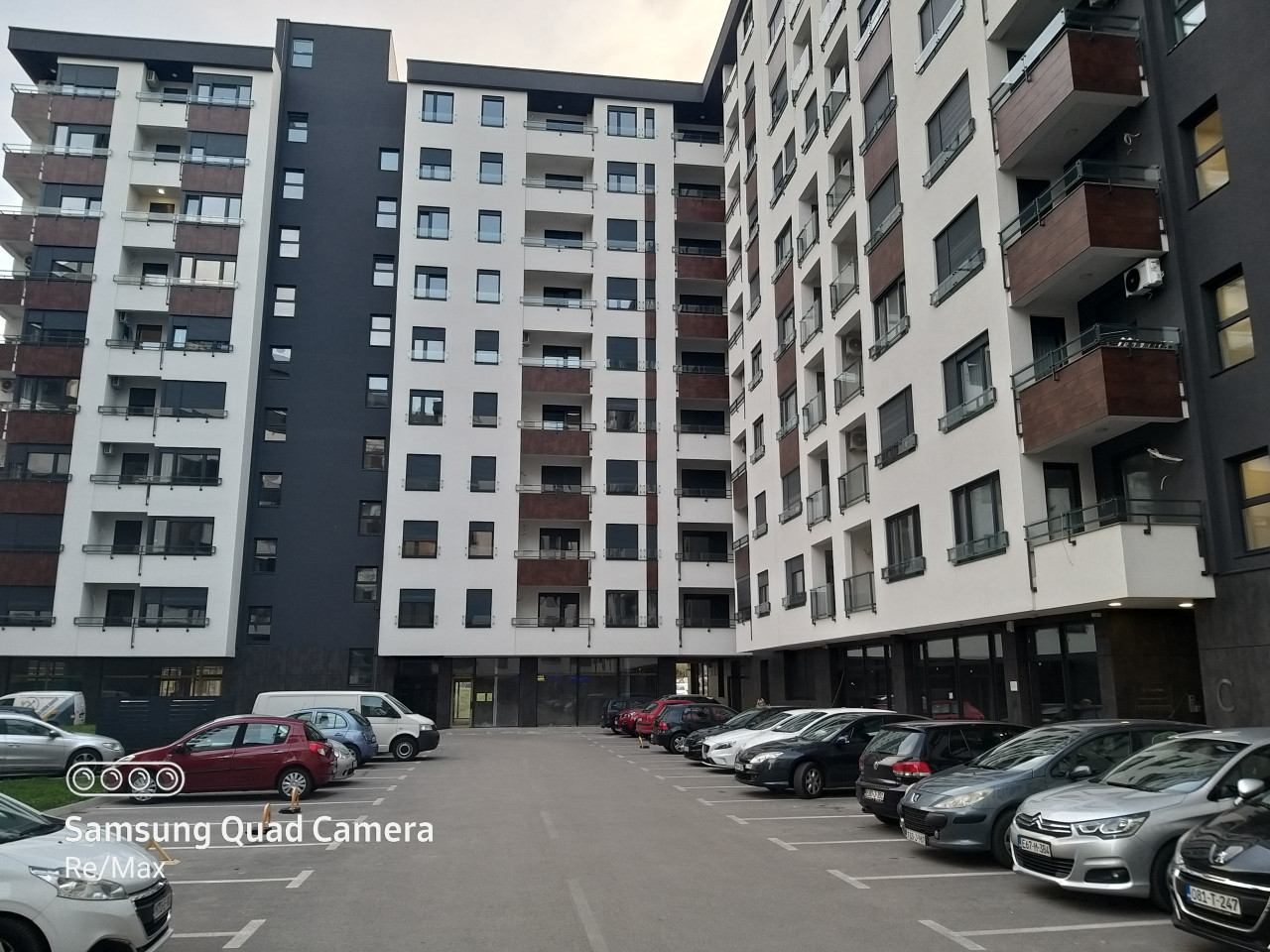 Trosoban nenamješten stan - NASELJE PARK - 70 m2