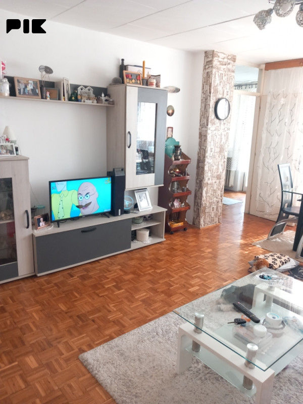 TROSOBAN STAN BORIK  PRVI SPRAT 89m2 DVA BALKONA TOP LOKACIJA