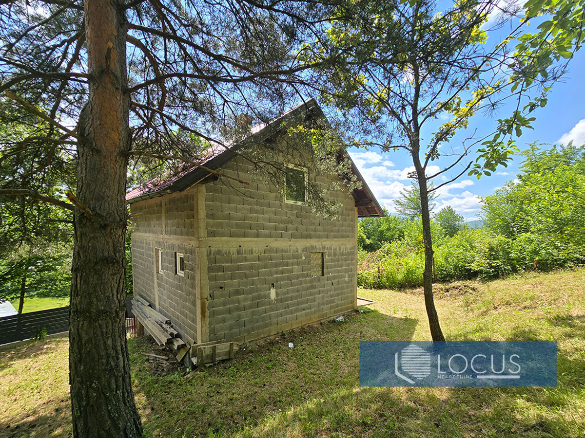 LOCUS: Vikendica na parceli 817m2, Gladno Polje, Ilidža 4