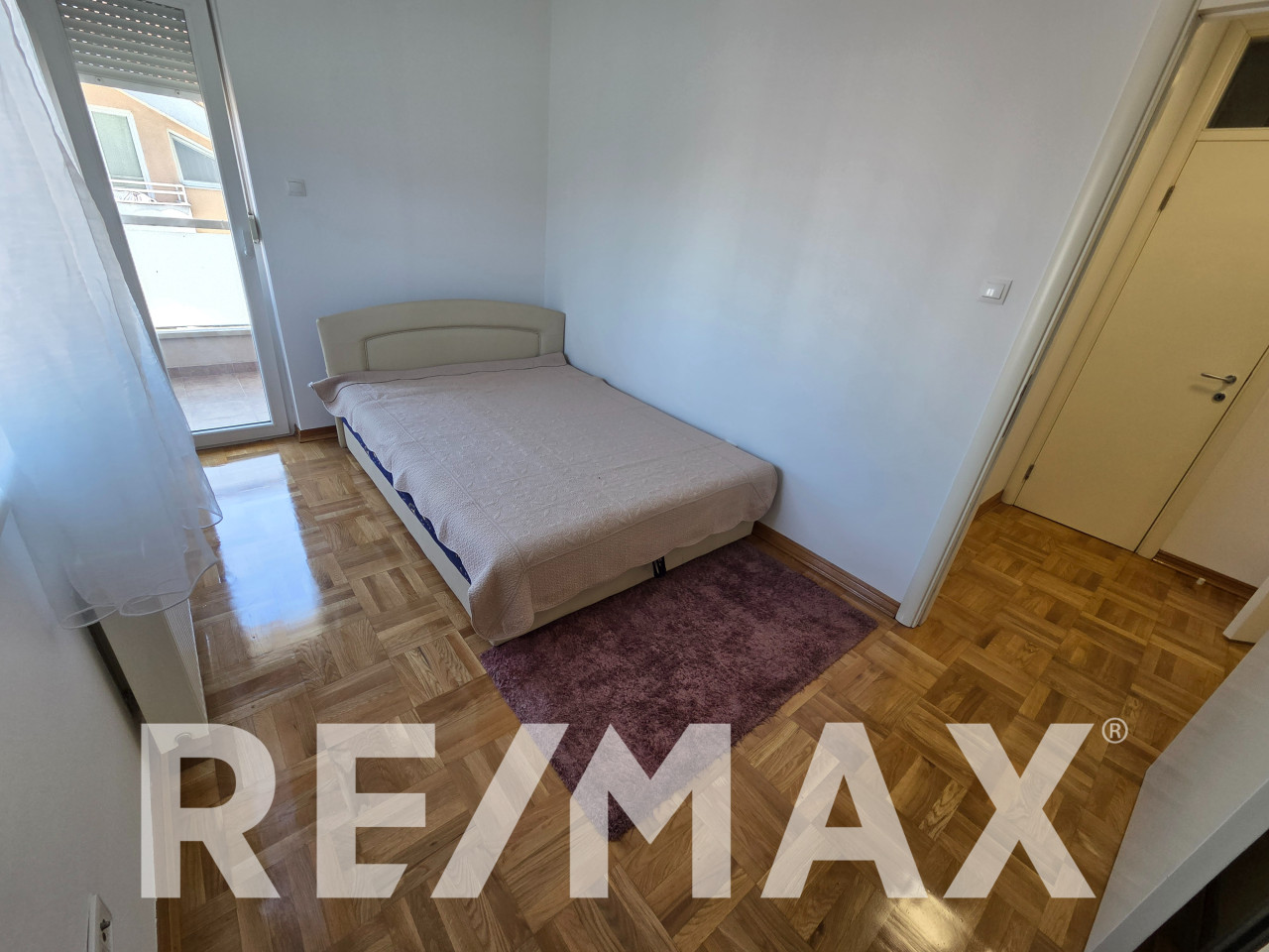 Komforan trosoban stan u centru 75m2, opremljen, garaža 8