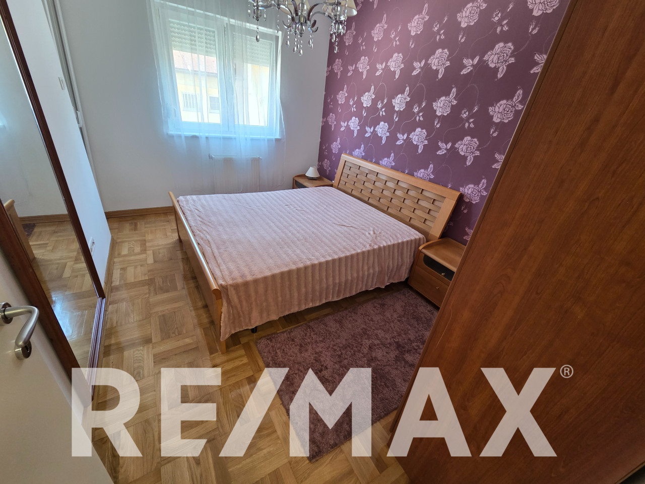 Komforan trosoban stan u centru 75m2, opremljen, garaža 9