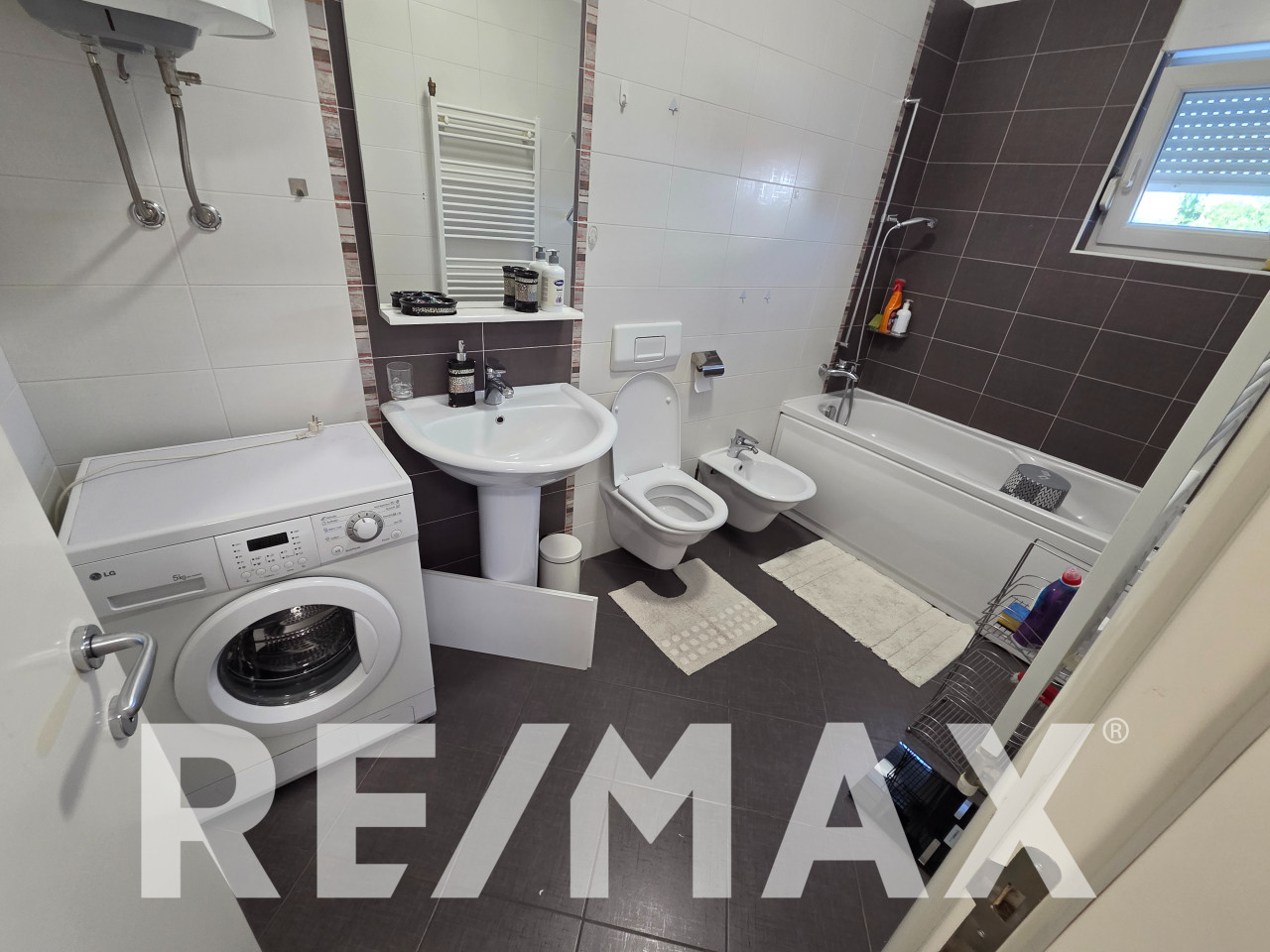 Komforan trosoban stan u centru 75m2, opremljen, garaža 11