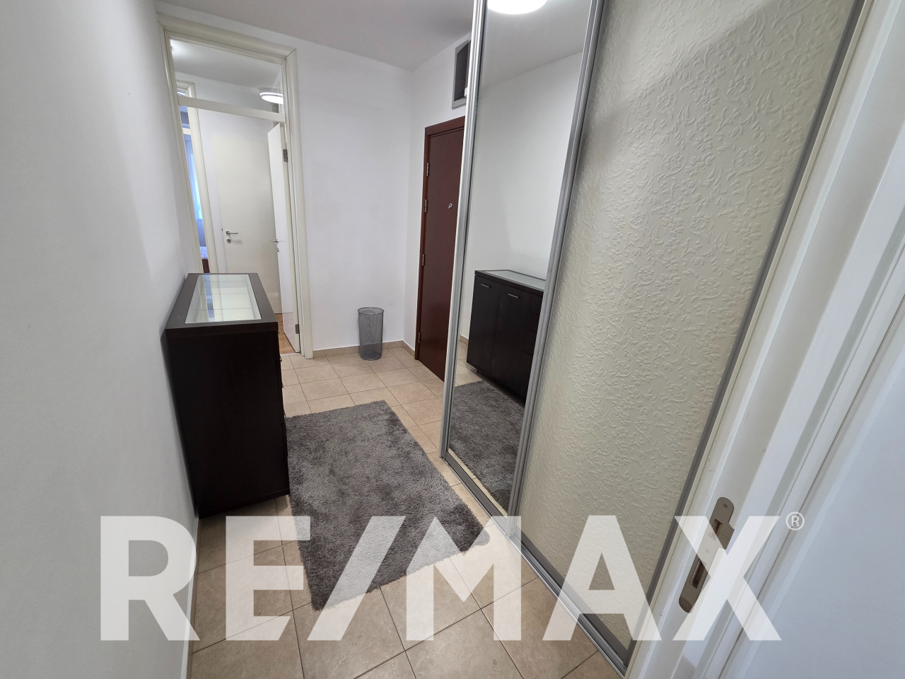 Komforan trosoban stan u centru 75m2, opremljen, garaža 14