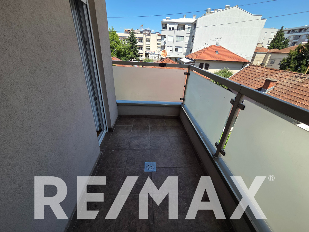 Komforan trosoban stan u centru 75m2, opremljen, garaža 15