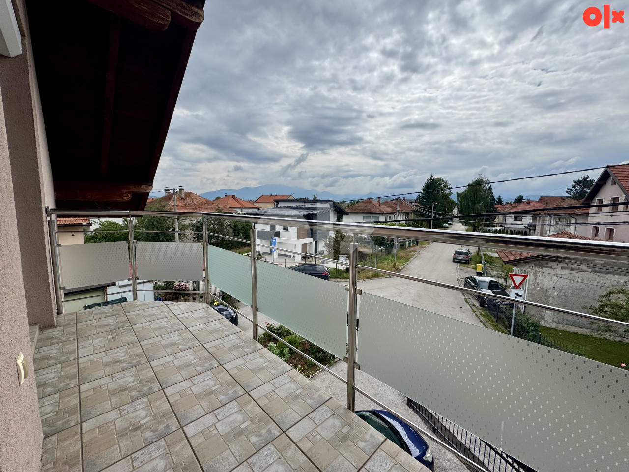 KUĆA SA 3 STANA 350m2 I ZEMLJIŠTEM 800m2 - ILIDŽA 21
