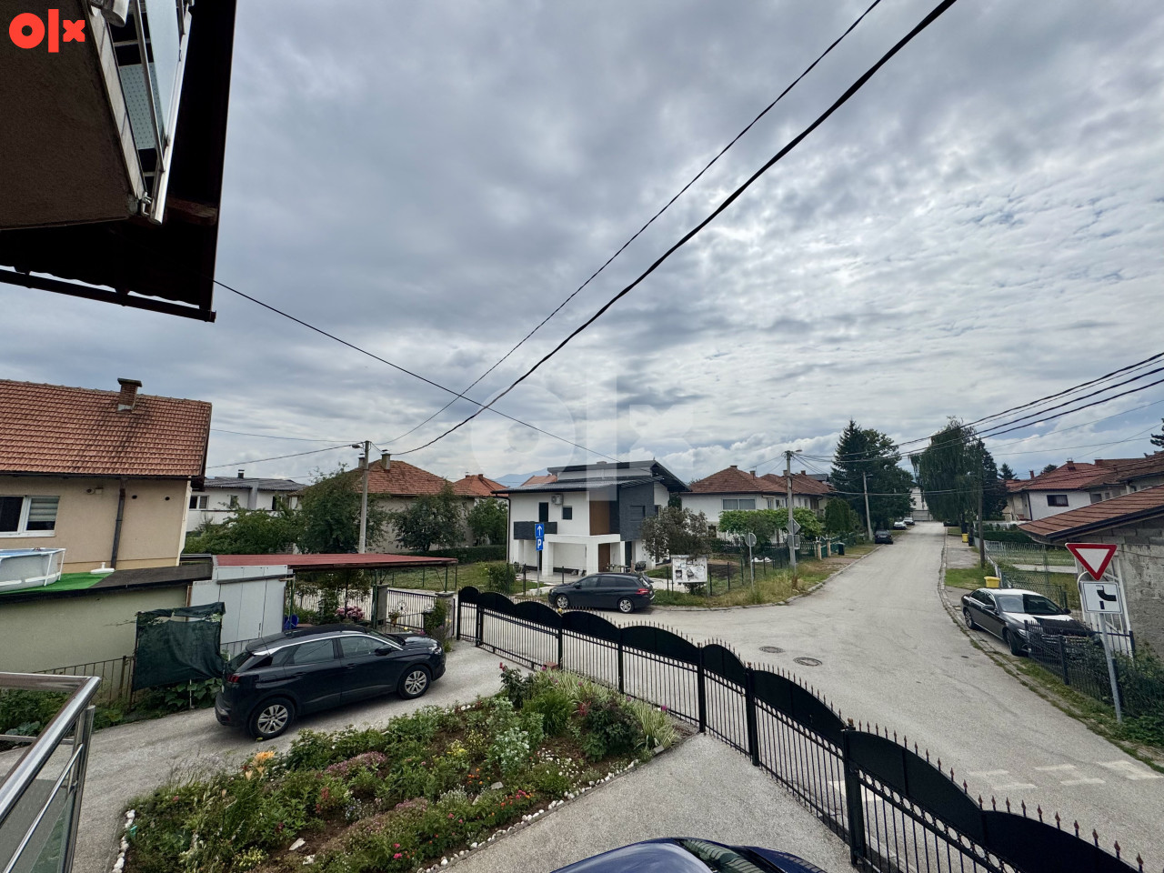 KUĆA SA 3 STANA 350m2 I ZEMLJIŠTEM 800m2 - ILIDŽA 24