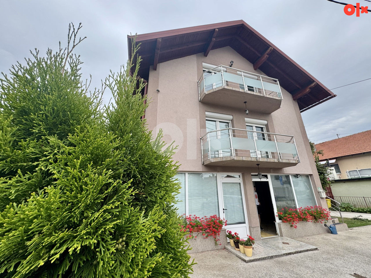 KUĆA SA 3 STANA 350m2 I ZEMLJIŠTEM 800m2 - ILIDŽA 25