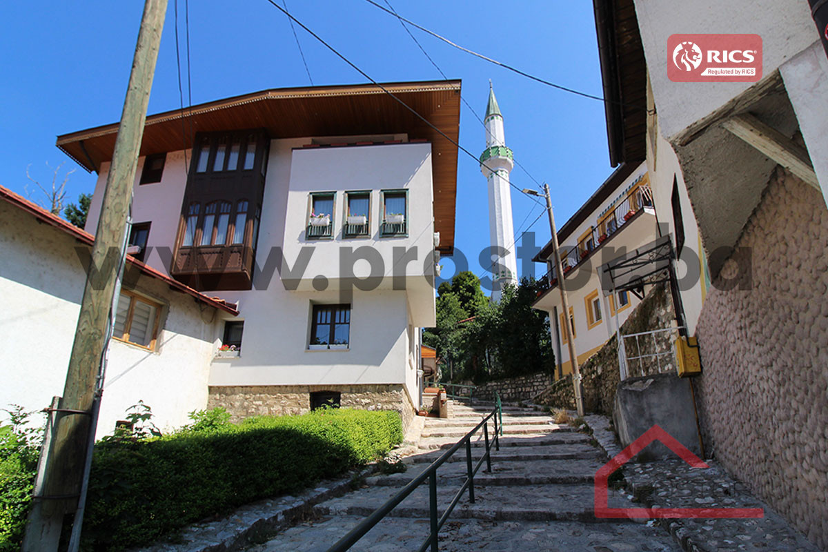 PROSTOR prodaje: adaptiran stan, 140m2, Stari Grad 12