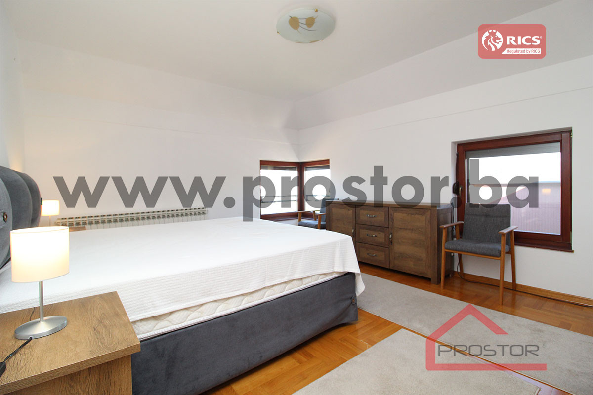 PROSTOR prodaje: Petosoban stan sa garažom, Višnjik 5