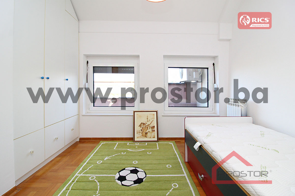 PROSTOR prodaje: Petosoban stan sa garažom, Višnjik 8