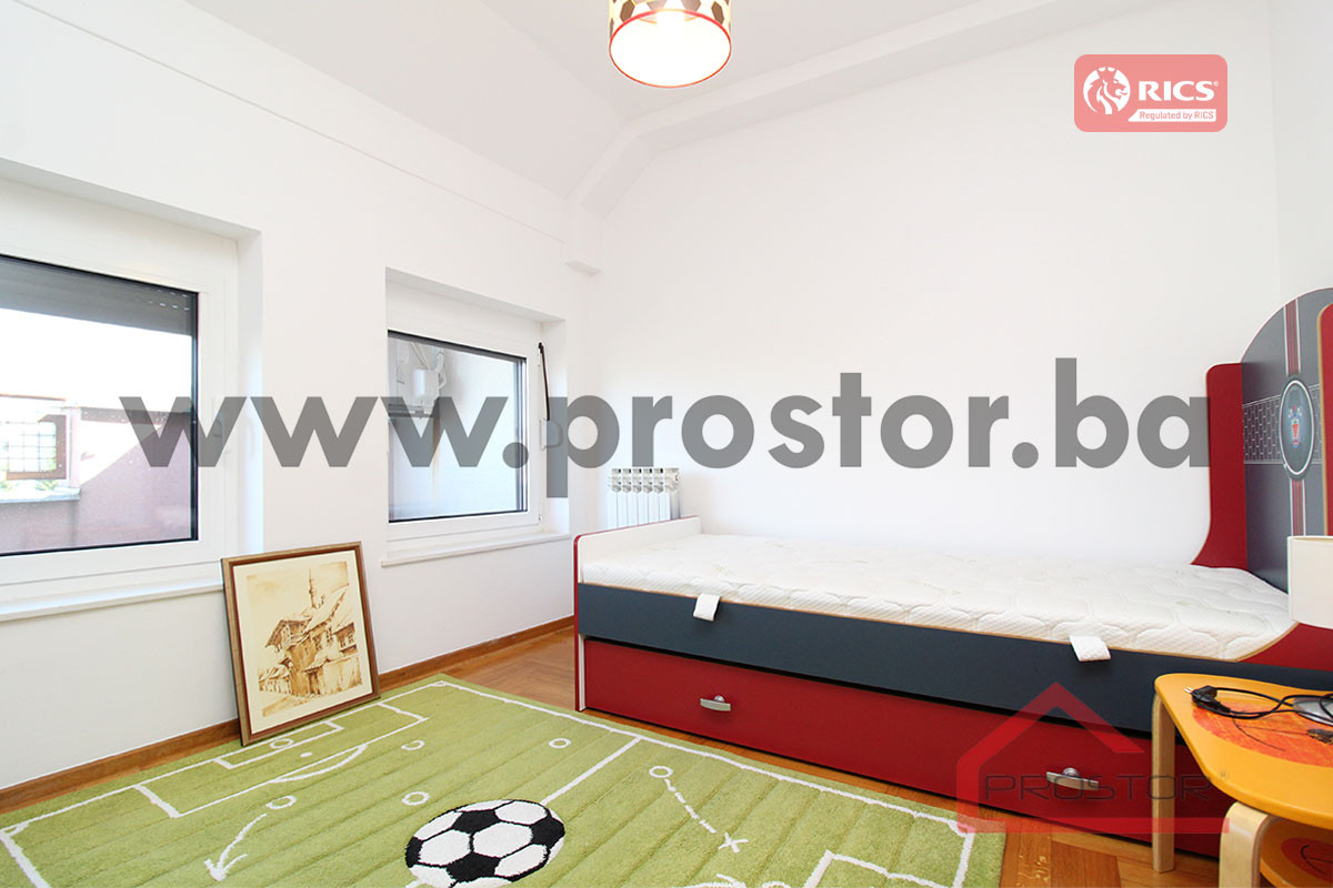 PROSTOR prodaje: Petosoban stan sa garažom, Višnjik 9