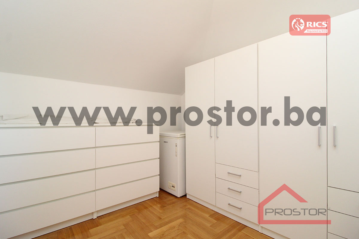 PROSTOR prodaje: Petosoban stan sa garažom, Višnjik 11