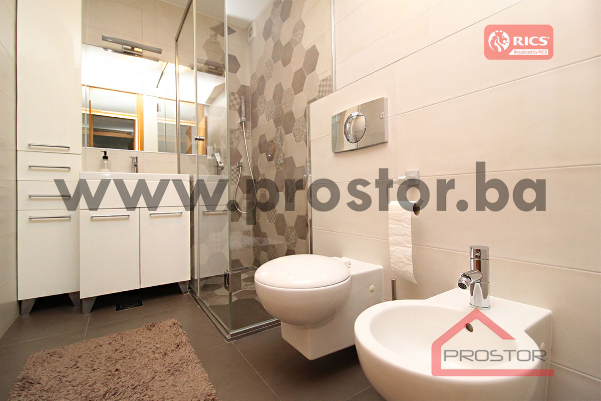 PROSTOR prodaje: Petosoban stan sa garažom, Višnjik 15