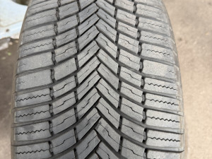 Prodajem 2 gume 235/55/18 Bridgestone 6mm 2022.g