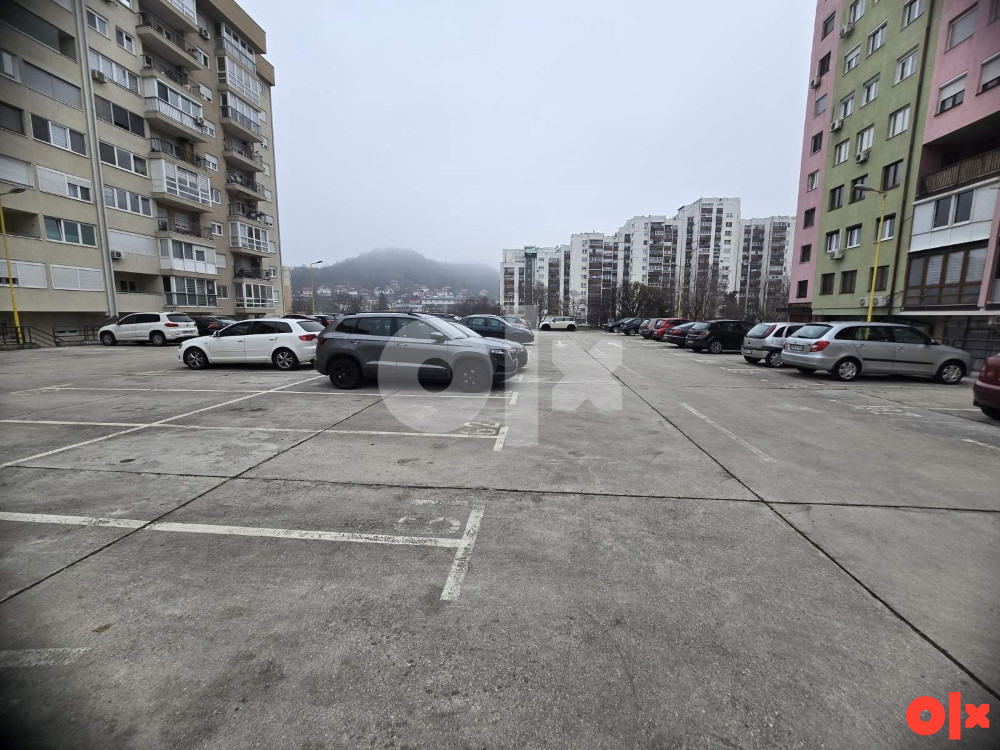 Parikng mjesto nad Garažama Tuzla