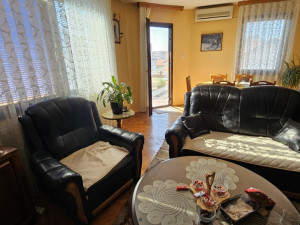 Bijeljina stan centar 74 kvadrata 2. Sprat