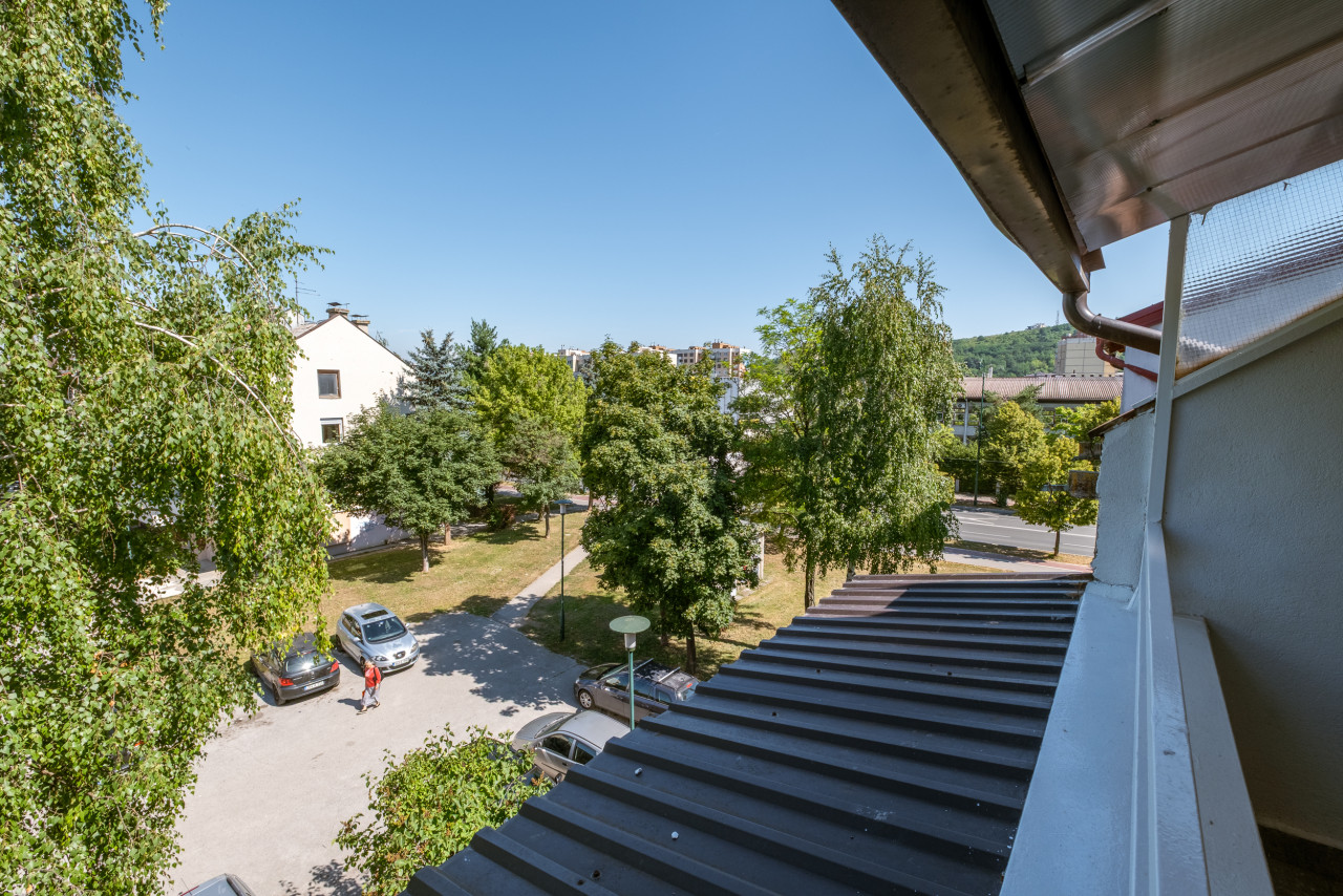 Prodaja trosoban renoviran stan Dobrinja 17