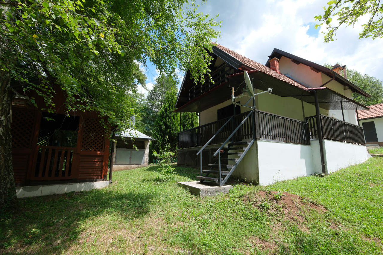 Prodaja vikendica Petrovići Sarajevo jedan dulum zemljišta garaža 6