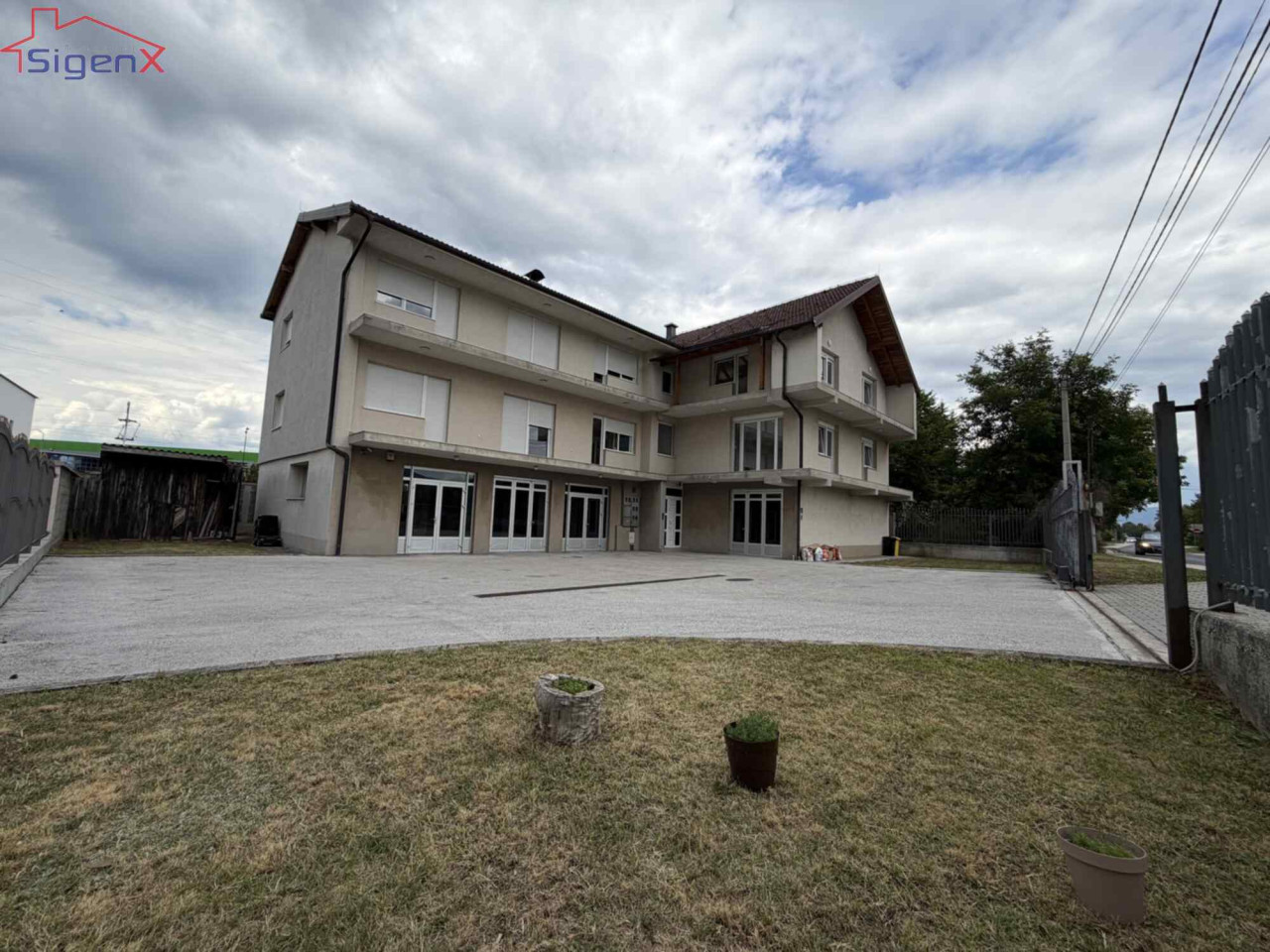 SIGENX izdaje/ Poslovni objekat - Plandište / 3 Etaže/ Adaptiran 14