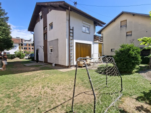 Kuća u centru Laktaša, višespratnica photo 4