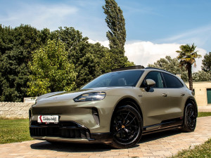 Porsche Cayenne Electric 4x4 Sport Chrono Black Matrix Panorama