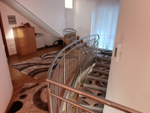 IZNAJMLJUJEM  ILI PRODAJEM  VEOMA LIJEPU I PROSTRANU KUĆU photo 4
