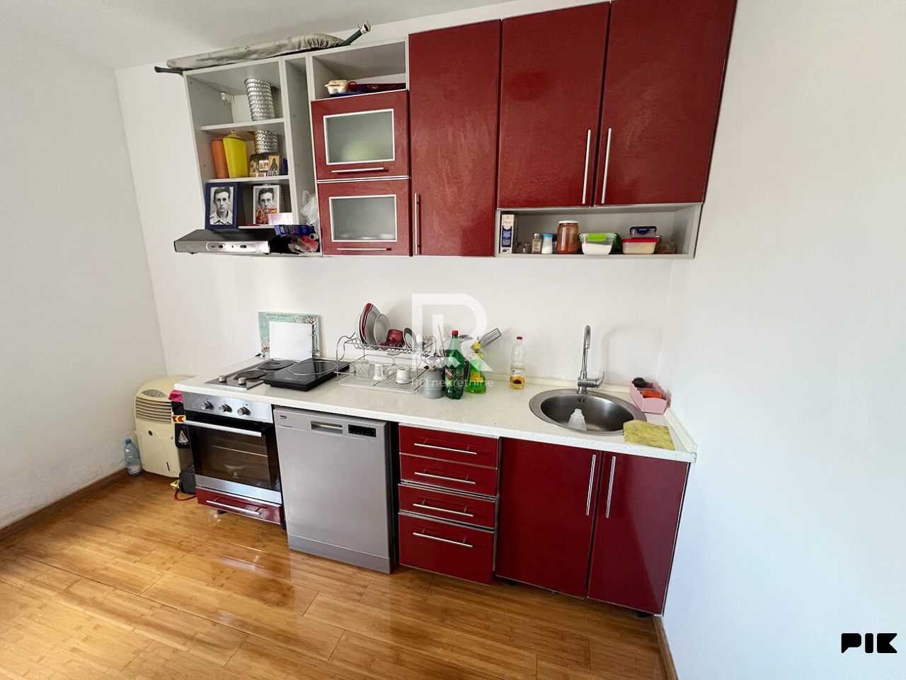 Na prodaju poslovni apartman, 45 m2, ulica Mladena Stojanovića 4