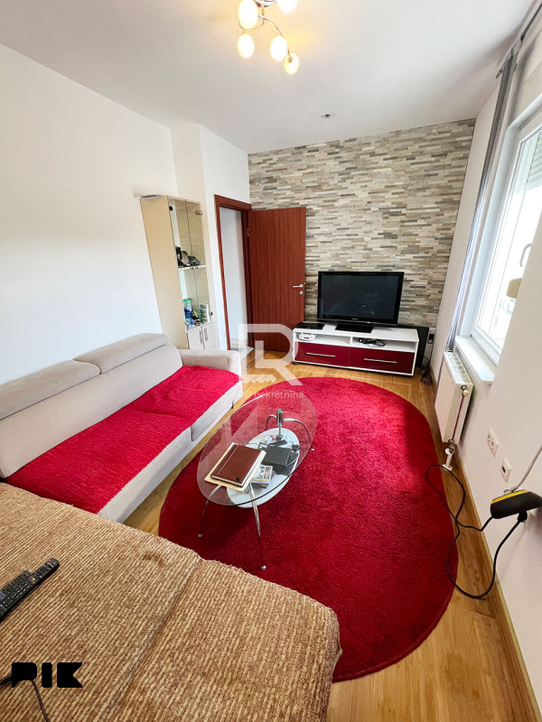 Na prodaju poslovni apartman, 45 m2, ulica Mladena Stojanovića 11