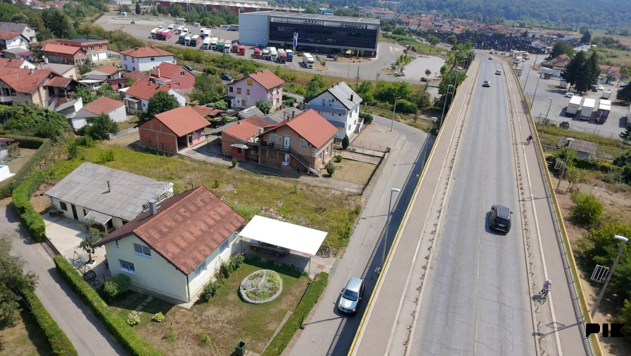 Kuća sa 5 apartmana i poslovnim prostorom u Budzaku 6