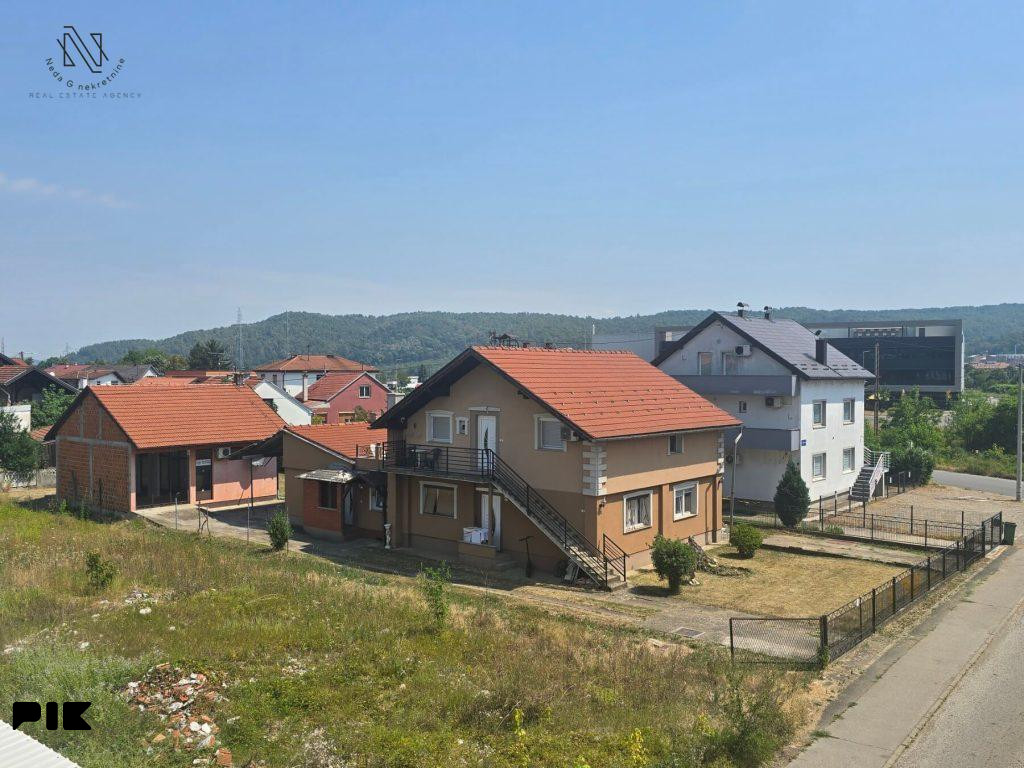 Kuća sa 5 apartmana i poslovnim prostorom u Budzaku 7