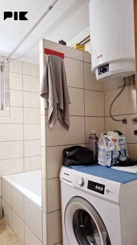 Kuća sa 5 apartmana i poslovnim prostorom u Budzaku 11