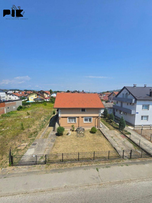 Kuća sa 5 apartmana i poslovnim prostorom u Budzaku 9