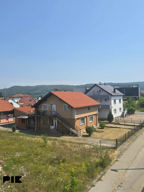 Kuća sa 5 apartmana i poslovnim prostorom u Budzaku 2