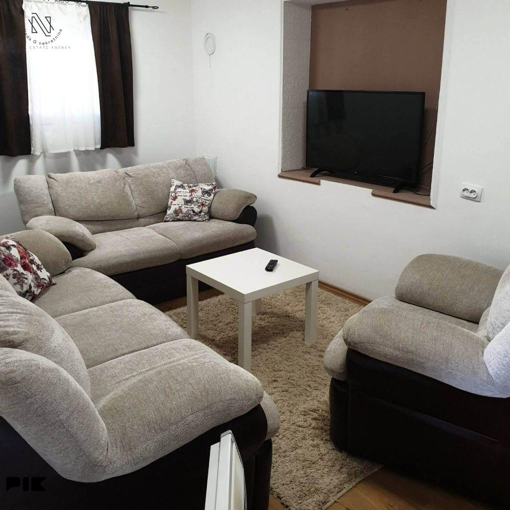Kuća sa 5 apartmana i poslovnim prostorom u Budzaku 10