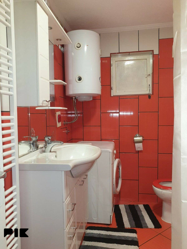 Kuća sa 5 apartmana i poslovnim prostorom u Budzaku 12