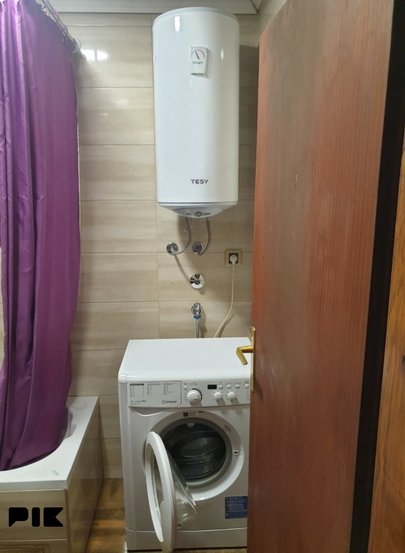 Kuća sa 5 apartmana i poslovnim prostorom u Budzaku 14