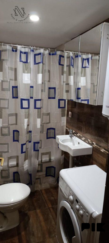 Kuća sa 5 apartmana i poslovnim prostorom u Budzaku 16