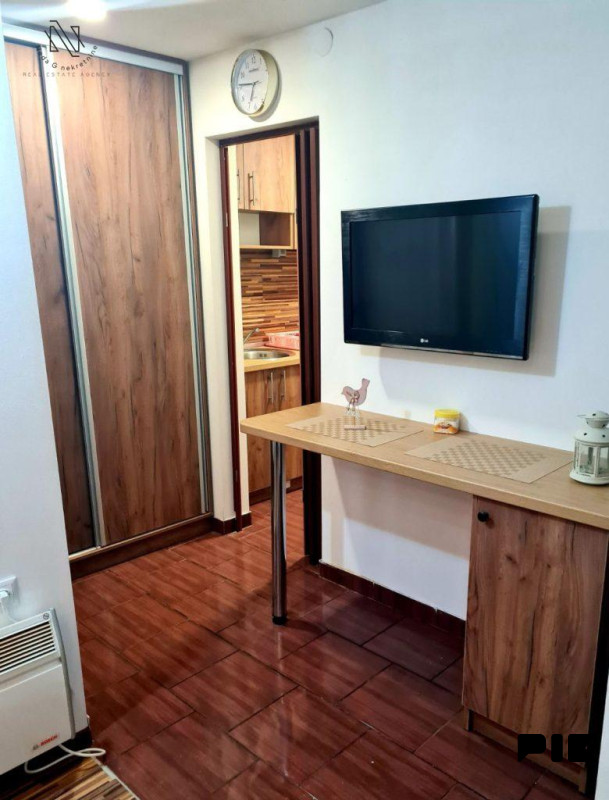 Kuća sa 5 apartmana i poslovnim prostorom u Budzaku 18