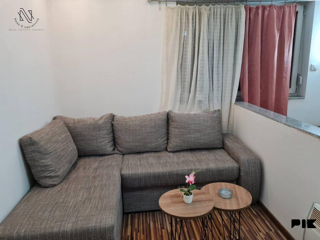 Kuća sa 5 apartmana i poslovnim prostorom u Budzaku 19