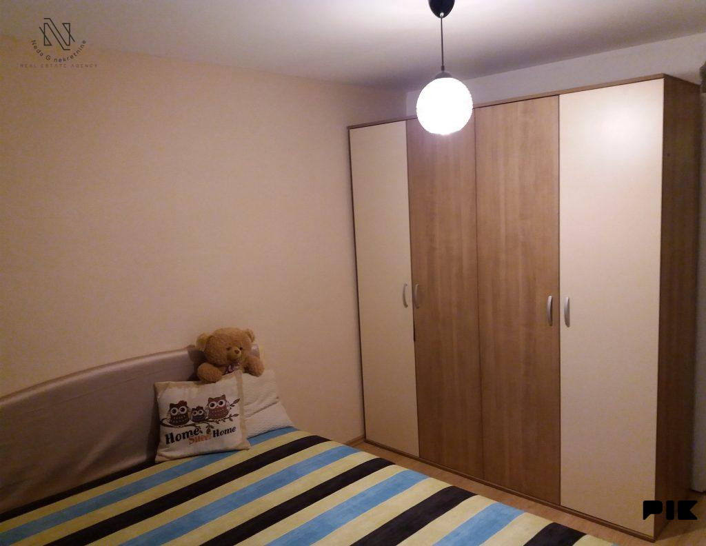 Kuća sa 5 apartmana i poslovnim prostorom u Budzaku 21