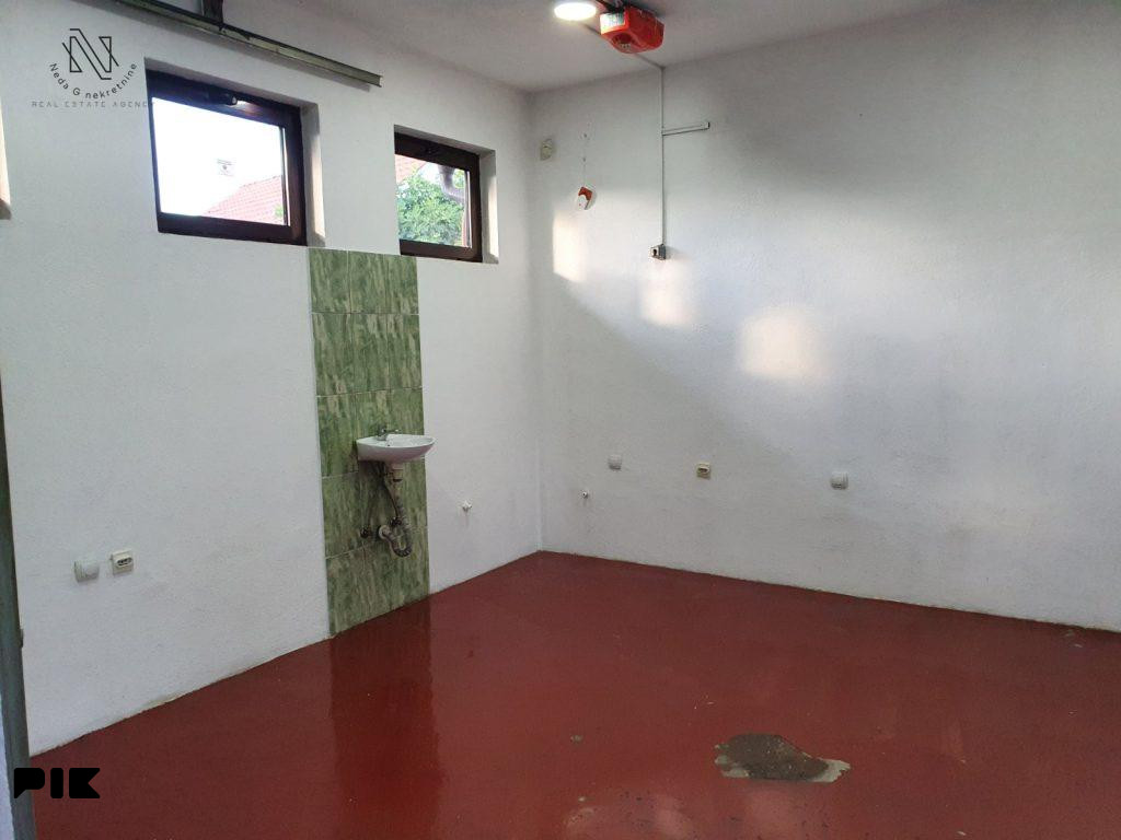 Kuća sa 5 apartmana i poslovnim prostorom u Budzaku 24