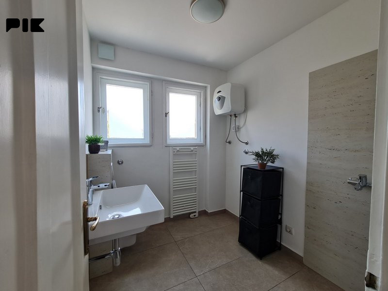 ODMAH USELJIV  - trosoban stan strogi centar Banja Luka 59m2 15