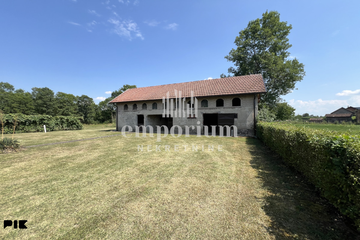 Kuća sa pomoćnim objektom i zemljištem od 14.034 m2 ID: 2754/EN 4