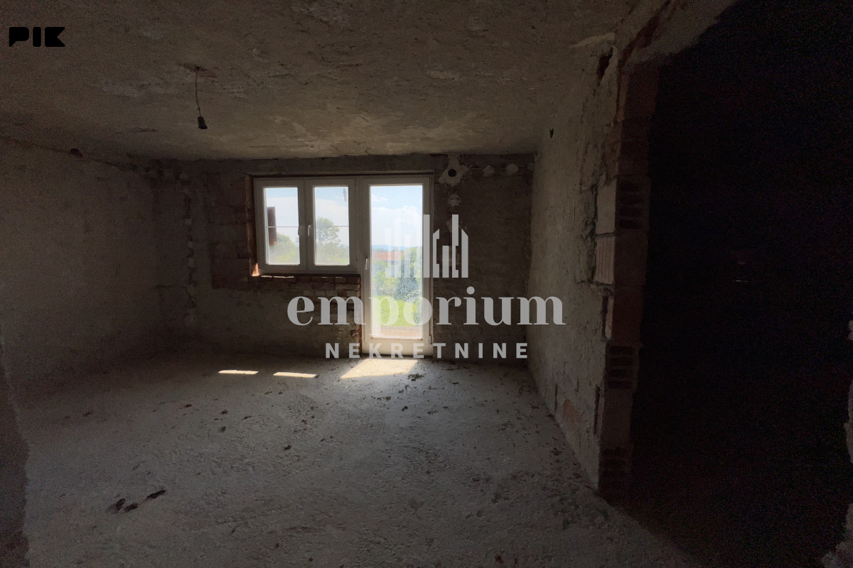 Kuća sa pomoćnim objektom i zemljištem od 14.034 m2 ID: 2754/EN 15