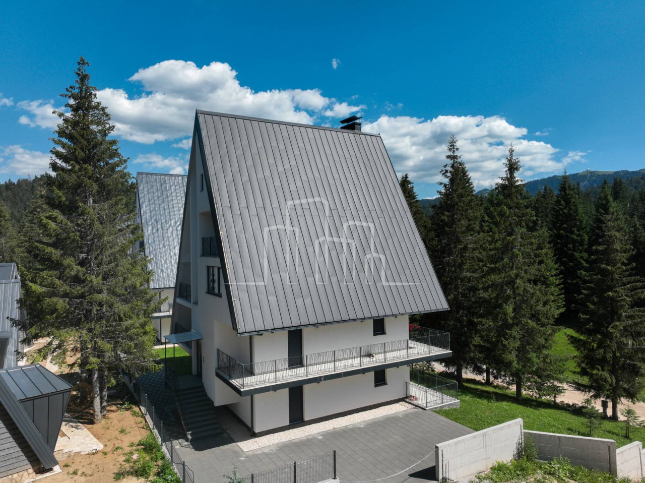 Prodaja apartman Jahorina Dvorišta opremljen dva balkona parking 21