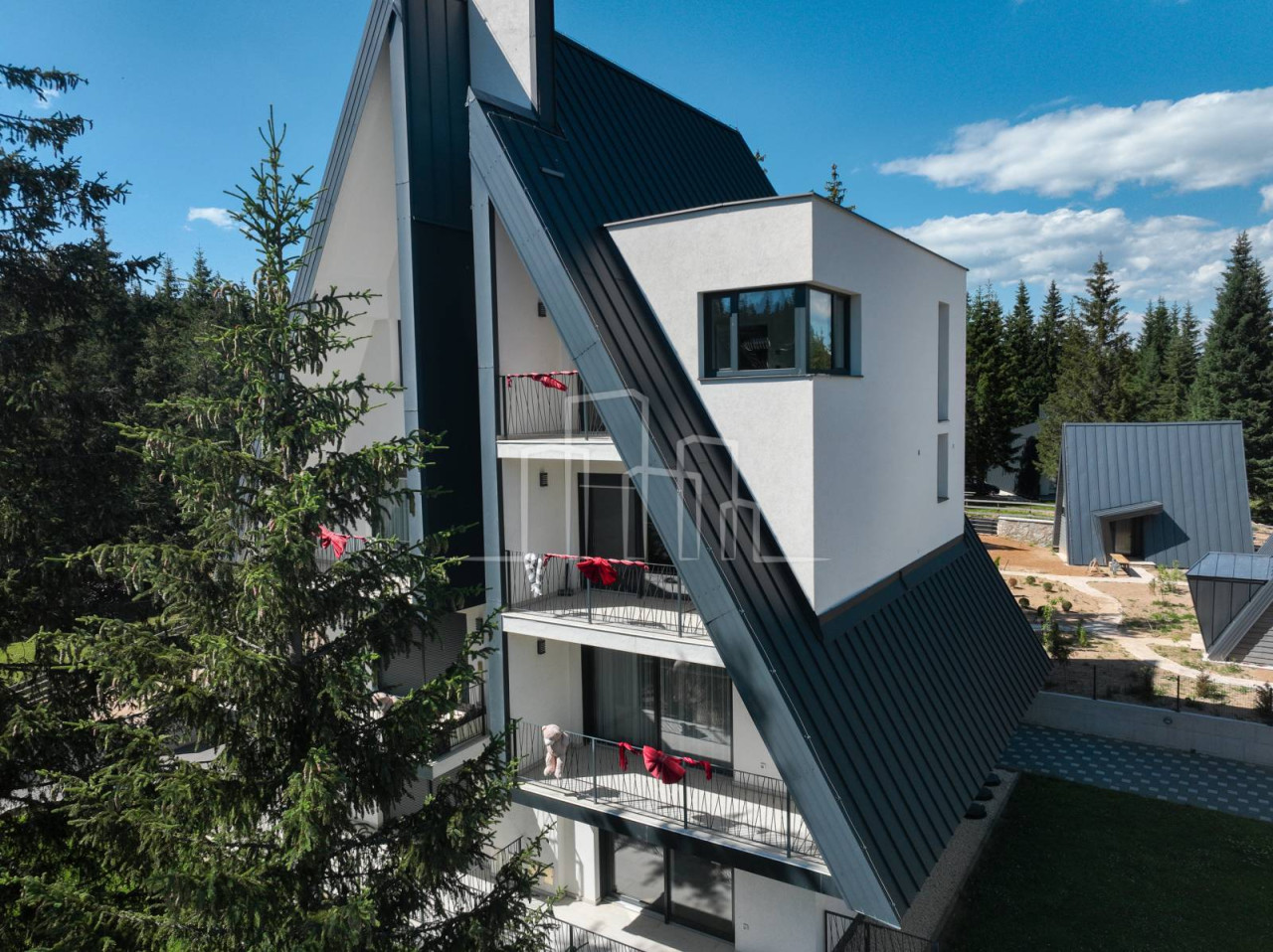 Prodaja apartman Jahorina Dvorišta opremljen dva balkona parking 22