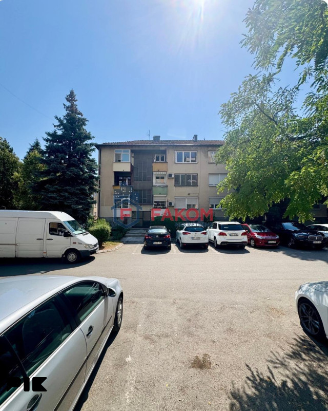 Iznajmljuje se poslovni prostor (Stan) u Centru 2