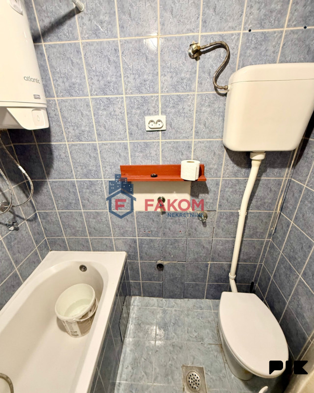 Iznajmljuje se poslovni prostor (kuća) na atraktivnoj lokaciji 9