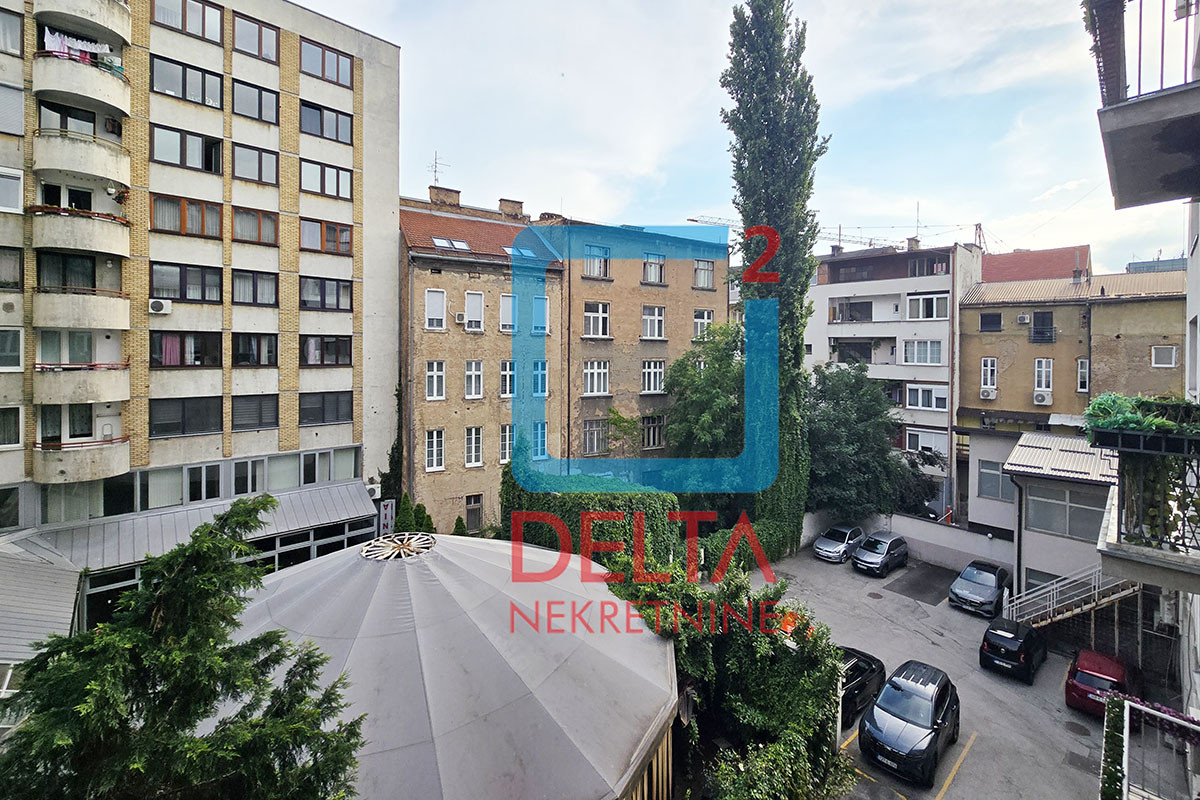 Adaptiran petosoban stan / 137m2/ 2.sprat / Maršala Tita / Centar 33